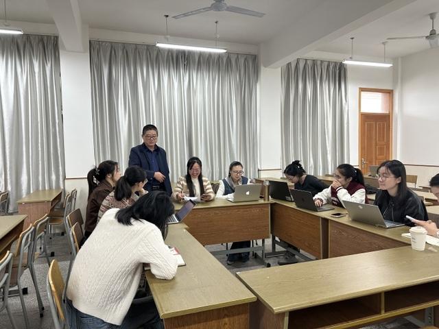 区教育科研团队开展生成式AI应用培训 探索“人智协同”科研新范式