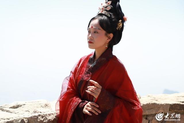 海棠映岱宗 汉服耀山巅 封禅12花神与百名汉服爱好者齐聚泰山巡游