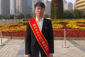 郑州暴雨中救人的“菜刀哥”因病去世 家属：他女儿说想像爸爸一样，能够帮助更多人图片
