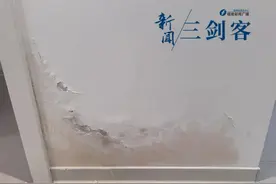 新房卫生间污水渗漏、墙体受损！福州业主投诉开发商不作为【新闻三剑客】图片