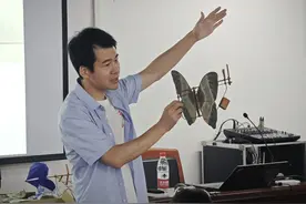 在课上放风筝，非遗传承人缪伯刚为新京报小记者讲述曹雪芹风筝图片