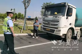 “侥幸心理”不可取 襄阳警方严查货车违规上高架图片