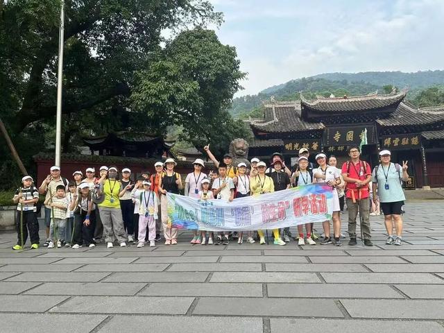 背、抱、捏腿……男性“陪爬”峨眉山被指“擦边”，多方回应