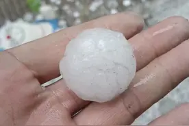 浙江义乌突降冰雹，居民：中午气温还有30度，冰雹持续约两分钟，车辆未受损图片