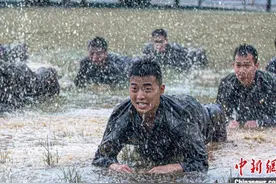 广西武警官兵开展擒敌格斗训练 烈日下锻造钢筋铁骨图片