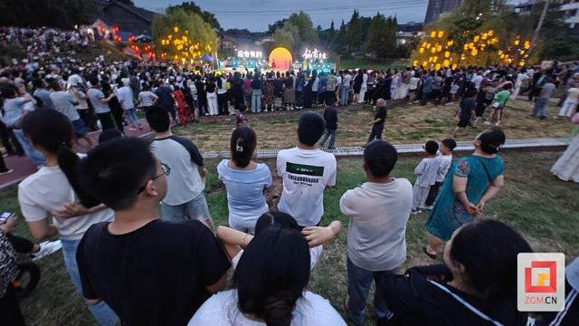 七夕万人游古镇！自贡仙市解锁千年浪漫新方式
