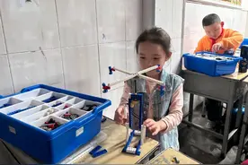 西安市雁塔区长安南路小学课后服务成果展 : 机器人制作图片