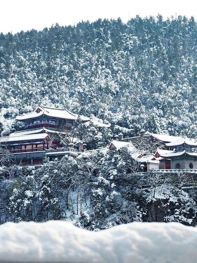 “洛阳怎么一下雪，就封神。”