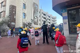 击掌加油，济南经五路小学学子信心满满返校园图片