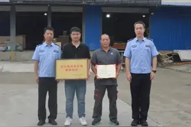 开箱发现6根金条，快递小哥果断拨打110图片