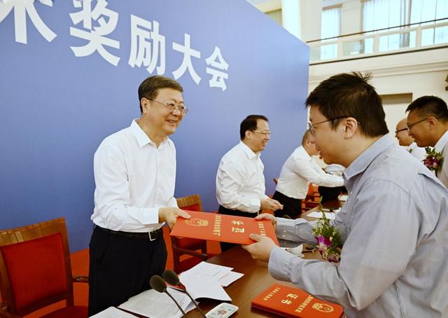 上海市科学技术奖励大会举行，陈吉宁向吕西林、马大为颁发科技功臣奖