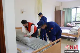 福建厦门：“火焰蓝”走进养老院 开展志愿者服务活动图片