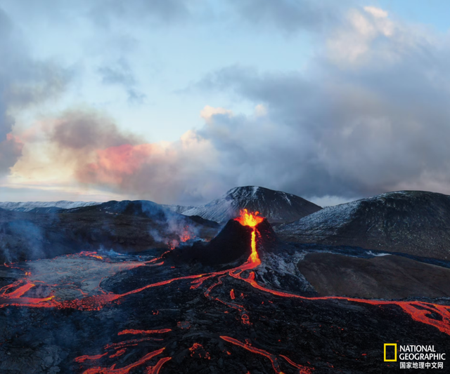 火山爆发24小时后，航班售罄，他们冒着生命危险要和岩浆合影