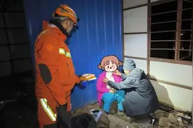 25岁登山爱好者被困丽江流沙坡大峡谷悬崖，救援队进山搜寻9小时救出图片