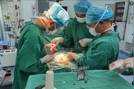 惊！“蛋蛋”大如拳头，结果是罕见类型的睾丸恶性肿瘤图片