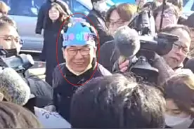 袭击李在明男子正面照曝光：戴粉丝皇冠 行刺前笑容满面图片