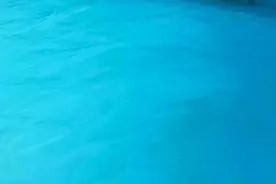 热闻|夏天带孩子游泳，买泳衣时千万要注意！选错颜色有危险图片