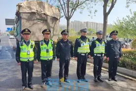 济南：多部门联合执法 规范渣土运输车安全上路图片