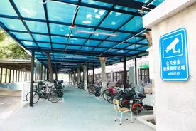 解决非机动车乱停放，社区新建240平方米车棚图片