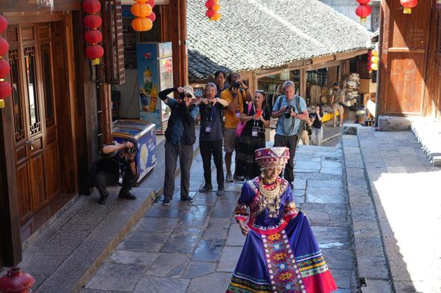 与故宫、长城同台领奖，这座长满了国际游客的古镇拥有怎样的“出海密码”