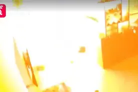 家中煤气爆炸女子大面积烧伤，忍剧痛跪着抱走2岁孩子，丈夫哽咽：手术费需五六十万图片