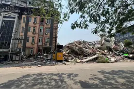 曼德勒一酒店垮塌，一服务员两次冲进酒店救人，第二次不幸被压13小时后获救图片