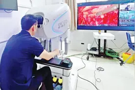 重病老人家门口住院 专家隔空“零误差”治疗 汉孝两地实施国产机器人5G远程手术图片