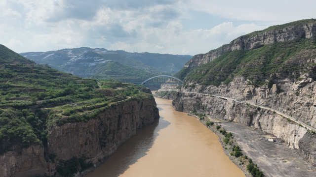 站前广场新盖一座小亭子，秋日出游更丝滑～