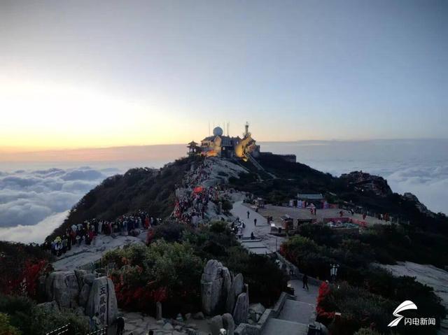 在秋日岱顶 邂逅一场金色的梦幻日出