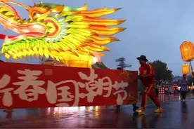 上海：千人“接龙”点燃国潮年味图片