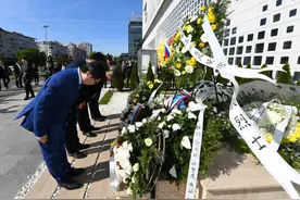 塞中两国人士凭吊在中国驻南联盟使馆被炸事件中牺牲的烈士图片