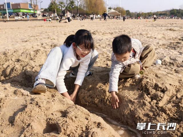 松雅湖这片沙滩，成了孩子们的乐园｜组图