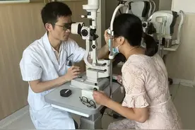 跳舞摔倒，泉州一女子竟险些失明图片