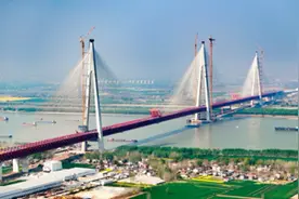 世界最大跨度三塔斜拉桥——马鞍山长江公铁大桥合龙图片