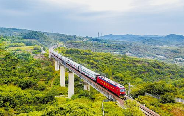 河北省首条红色旅游专列“抗大号”开通