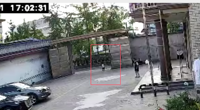 2岁男孩落水 男子下水救人