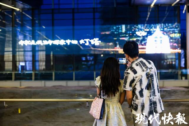 大报恩塔点亮七夕限定粉！“灯塔夜公园”解锁浪漫新体验