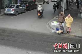 荣县：一对男女街头“扫码送礼品” 非法获利被抓图片