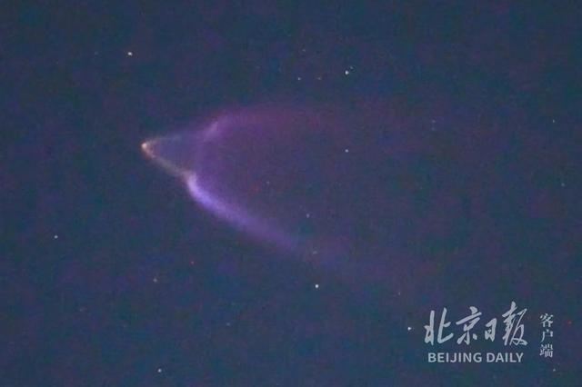 神舟二十一号飞船过境北京！掠月而过，多图直击