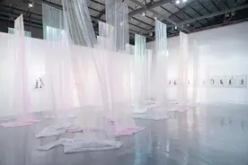 “织爱大会——新童话主义：周艺文个展”在深圳华侨城当代艺术中心开幕图片
