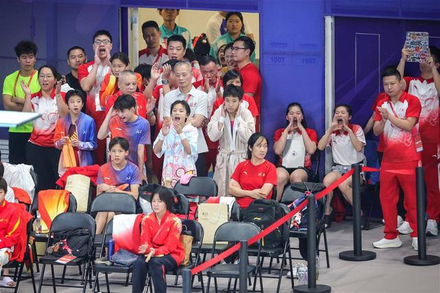 十五运跳水丨全红婵观战女团三米板“神仙打架” 为陈艺文欢呼 因其他选手失误表情丰富