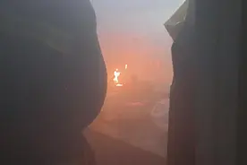 女子喝酒睡着忘关火，居民楼深夜冒浓烟！消防紧急破门抢险图片