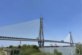 一江清水万重山｜长江上首座“三位一体”大桥即将合龙，常泰长江大桥创六个“世界之最”图片