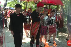 开启浪漫“三月三”！50对男女来琼中体验黎族苗族传统婚俗图片
