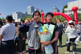 德州一中老校区举行成人典礼，这位家长准备的礼物用心又暖心图片