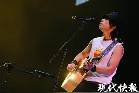 暌违7年，民谣歌手赵雷惊喜回归，唱响南京夜图片