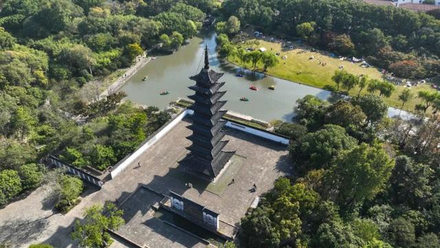 金秋时节，市民在方塔园度过惬意时光