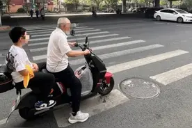 锐评｜莫让骑车带娃变“坑娃”图片