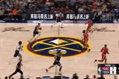 不是哥们儿😂！穆雷穿个保暖内衣就上场了？三分进得还挺干脆~图片