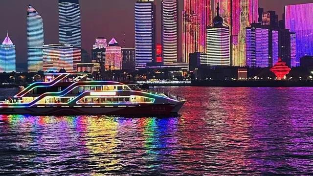 乘船游览浮山湾的“醉”美秋夜画卷：潮齐音乐会+夜游浮山湾+啤酒畅饮